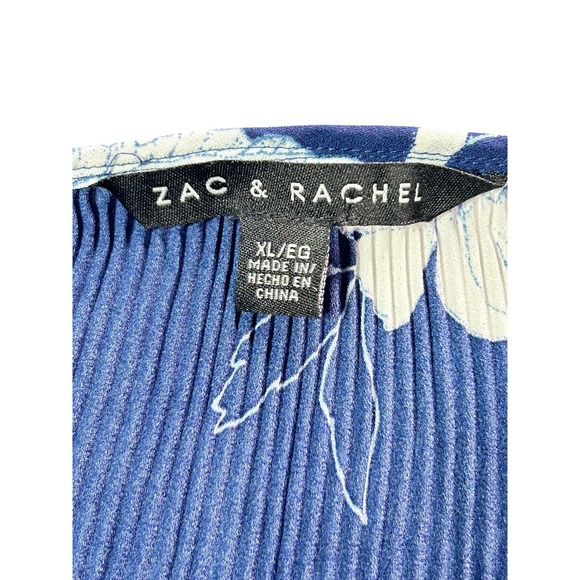 Zac & Rachel Blouse Womens Sz XL Blue White Floral Pleated Fabric Flutter SS Top - Picture 4 of 13